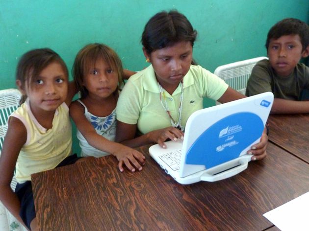 Enfants Pumé avec leur ordinateur Canaima