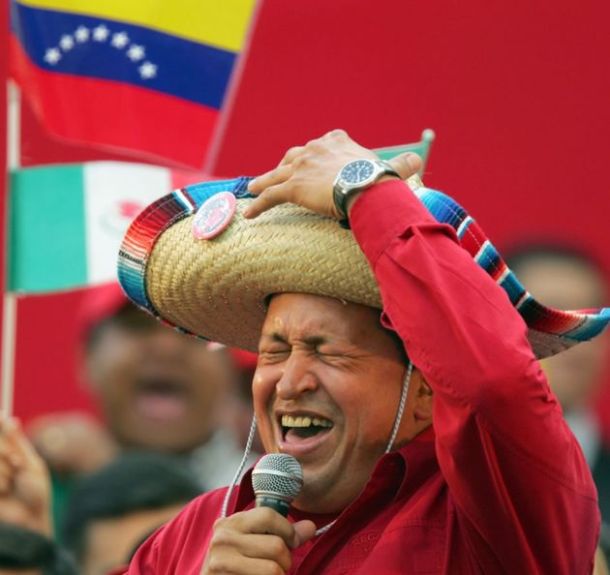 Hugo Chavez chante une ranchera